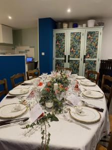 a table with a white table cloth and flowers on it at Clos La Chavenière in Chissey-lès-Mâcon +12 photos