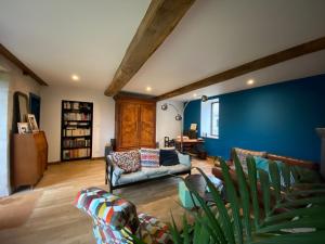a living room with two couches and a blue wall at Clos La Chavenière in Chissey-lès-Mâcon