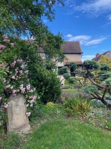 a grave in front of a house with flowers at Clos La Chavenière in Chissey-lès-Mâcon