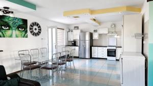 a kitchen with a table and chairs in a room at Vis de Primăvară, vilă întreagă cu 4 dormitoare și vedere la lac in Limanu