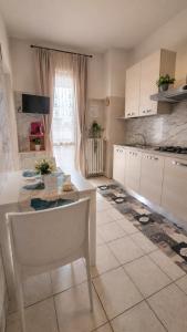 a kitchen with a table and a white counter top at Italo House in Opera