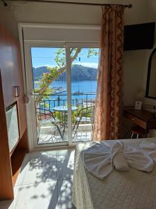 una camera da letto con un letto e una finestra con vista di Babis a Città di Skiathos