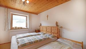 una camera da letto con due letti e una finestra di Sonnseit a Sankt Johann in Tirol