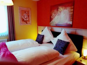Postel nebo postele na pokoji v ubytování Legend Hotel