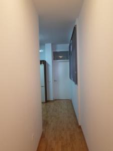 un pasillo vacío con un televisor en la pared en Apartamento Montaño 4 Wifi gratis y 2 Baños, en Málaga