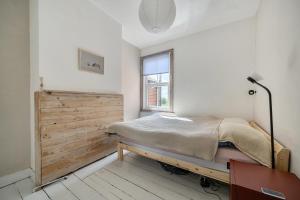 a bedroom with a bed and a window at Victorian Terrace near Uni sleeps 6 Garden in Reading