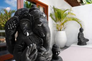 a black statue of an elephant on a table at Tropical Villas Complex in Jimbaran
