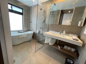 a bathroom with a sink and a shower at Mihana Onnason in Onna