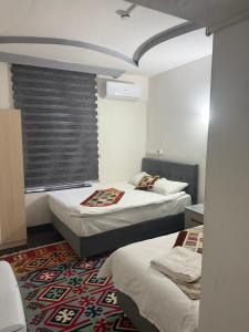 ein Hotelzimmer mit zwei Betten und einem Fenster in der Unterkunft City Hotel in Ayii Trimithias