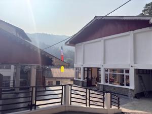 ein Gebäude mit einem Zaun vor einem Gebäude in der Unterkunft Hotel B Wings in Tādong + 14 Fotos