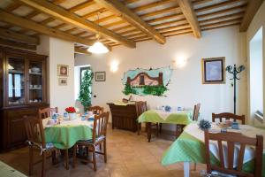 - une salle à manger avec 2 tables et un tissu de table vert dans l'établissement B&B Antica Fonte del Latte, à Santa Vittoria in Matenano