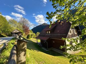 a house with a wooden fence in front of it at Die Hornbacherin in Rottenmann