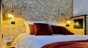 a bedroom with a large white bed with pillows at Fianca l'Osso in Belvédère