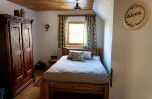 a bedroom with a bed and a window at Die Hornbacherin in Rottenmann