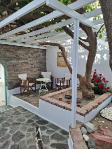 a cat sits on a patio under a pergola at Residence 8 BEAUFORT in Pollonia