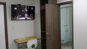 TV a/nebo společenská místnost v ubytování A Bogota On Holidays by Open - HOTEL CAS-EMBAJADA AMERICANA
