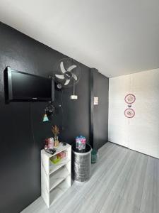 a room with a black wall with a fan at ภูมิคิมมินทร์ รีสอร์ท & สปา in Ban Chai Na +73 photos