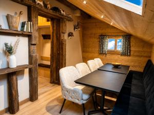 a dining room with a table and chairs at Apt Mystère, Résidence Bel Air in Montriond
