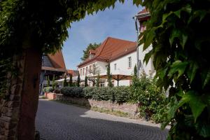 a cobblestone street in a town with houses at Wohnkultur - DSIGNIO Ladenburg Digital Hotel in Ladenburg +16 photos