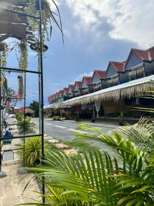a street in front of a resort at ภูมิคิมมินทร์ รีสอร์ท & สปา in Ban Chai Na
