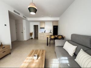 a living room with a couch and a table at Elegante Apartamento de 1 Dormitorio en Nerja in Nerja