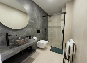 a bathroom with a sink and a toilet and a shower at Elegante Apartamento de 1 Dormitorio en Nerja in Nerja