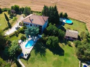 an aerial view of a house with a swimming pool at Casa Rustica mit privatem Pool zur alleinigen Nutzung in Corinaldo