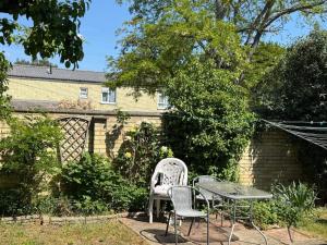 two chairs and a table in a garden at Studio - Parking - Garden - WiFi - Sleeps 2 in Cambridge