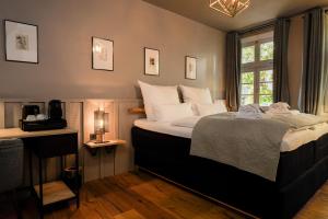 a bedroom with a large bed and a window at Wohnkultur - DSIGNIO Ladenburg Digital Hotel in Ladenburg