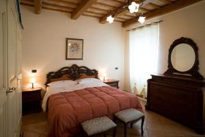 - une chambre avec un lit avec un miroir et une commode dans l'établissement B&B Antica Fonte del Latte, à Santa Vittoria in Matenano