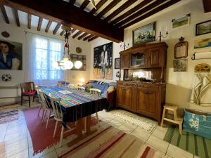 a kitchen and dining room with a table and chairs at Midi À La Place in Rians