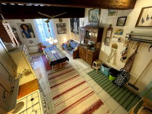 an overhead view of a living room with a wooden floor at Midi À La Place in Rians