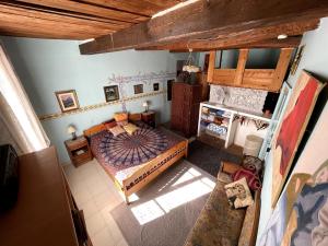 an overhead view of a bedroom with a bed at Midi À La Place in Rians