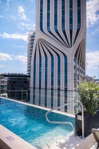 ein Schwimmbad auf dem Dach eines Gebäudes in der Unterkunft VITA Hotel & Rooftop in St Julian's