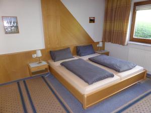 Haus Südblick Appartements في سيفيلد ان تيرول: سريرين مع وسائد زرقاء في الغرفة