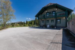 a large driveway in front of a house at Gorski park Kupjak in Kupjak