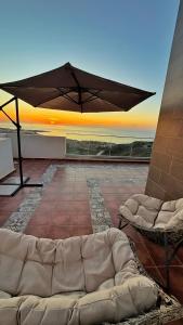 a room with two beds and an umbrella at Villa luxueuse in Tipaza