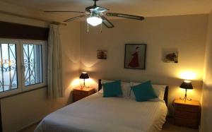 Ένα ή περισσότερα κρεβάτια σε δωμάτιο στο Villa Oliandra +28 φωτογραφίες