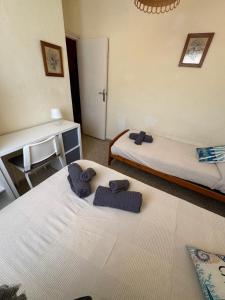 two beds in a room with towels on them at Brisa azul in Torrenueva