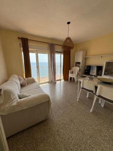 a living room with a couch and a table and a kitchen at Brisa azul in Torrenueva