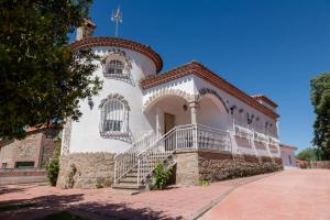 a building with a staircase on the side of it at Casa Generoso en Navalcán in Navalcán