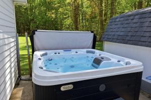 a jacuzzi tub sitting in a backyard at Lake Rd E- Geneva in Geneva