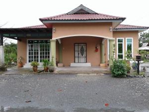 une petite maison avec une porte en face dans l'établissement Homestay Seri Nipah Perlis, à Kangar