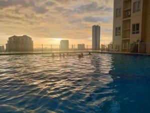 ein Schwimmbad auf dem Dach eines Gebäudes in der Unterkunft Angel's Haven in Manila