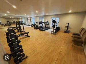 ein Fitnessstudio mit vielen Laufbändern und Geräten in der Unterkunft Angel's Haven in Manila