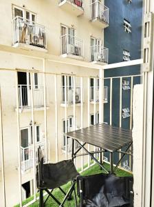 ein Tisch und Stühle auf dem Balkon eines Gebäudes in der Unterkunft Angel's Haven in Manila + 1 Foto