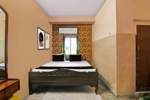 a bedroom with a bed in a room at Super Hotel O Rishra Railway Station Formerly Green Guest House in Khardah