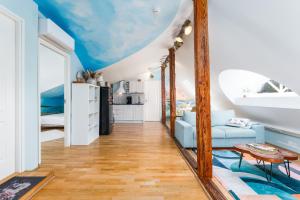 a room with a blue couch and a blue ceiling at Rüütli Residents in Pärnu