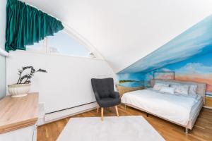 a bedroom with a bed and a window at Rüütli Residents in Pärnu