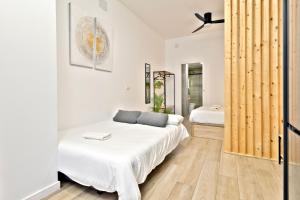 a bedroom with two beds and a ceiling fan at Apartamento Río Turia A in Valencia